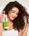 kobieta-uzywa-revlon-proyou-twister-curl-spray